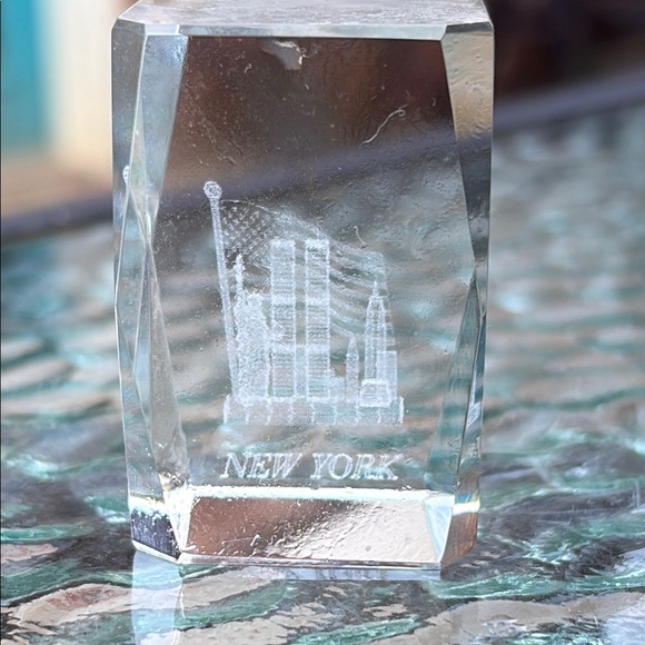 Glass 3d edged Paperweight - Picture 6 of 9